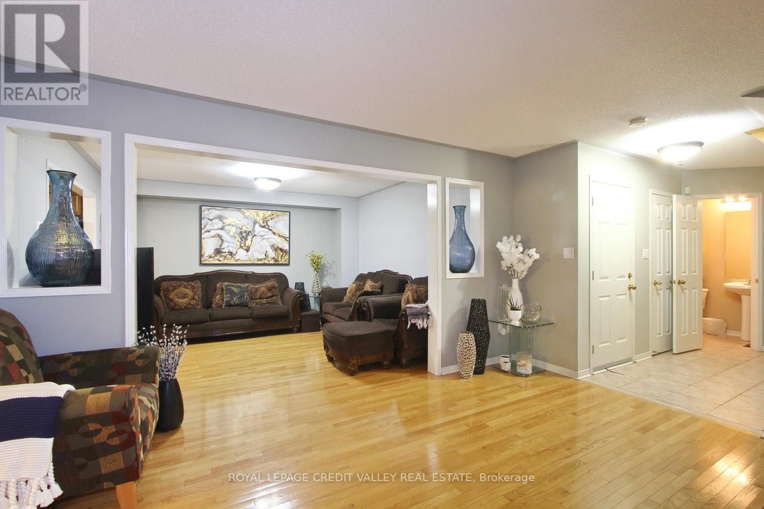 4 Kanata Road, Brampton, Ontario L7A 3R2 - Photo 11 - W12987262
