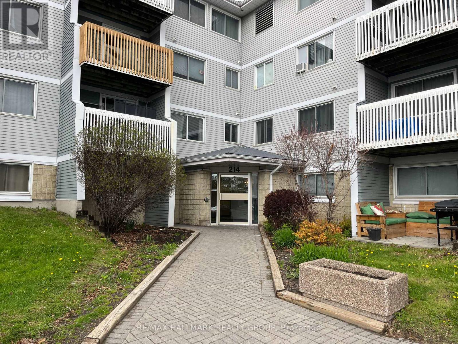 310 - 214 Viewmount Drive, Ottawa, Ontario  K2E 7X3 - Photo 2 - X12842674