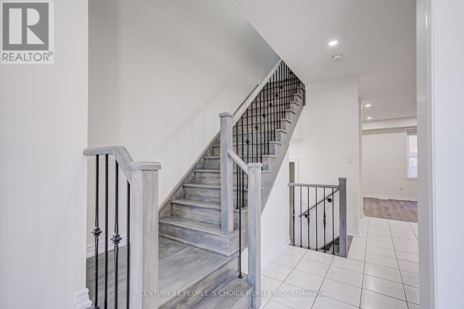 166 Remembrance Road, Brampton, Ontario  L7A 4X1 - Photo 4 - W13138218