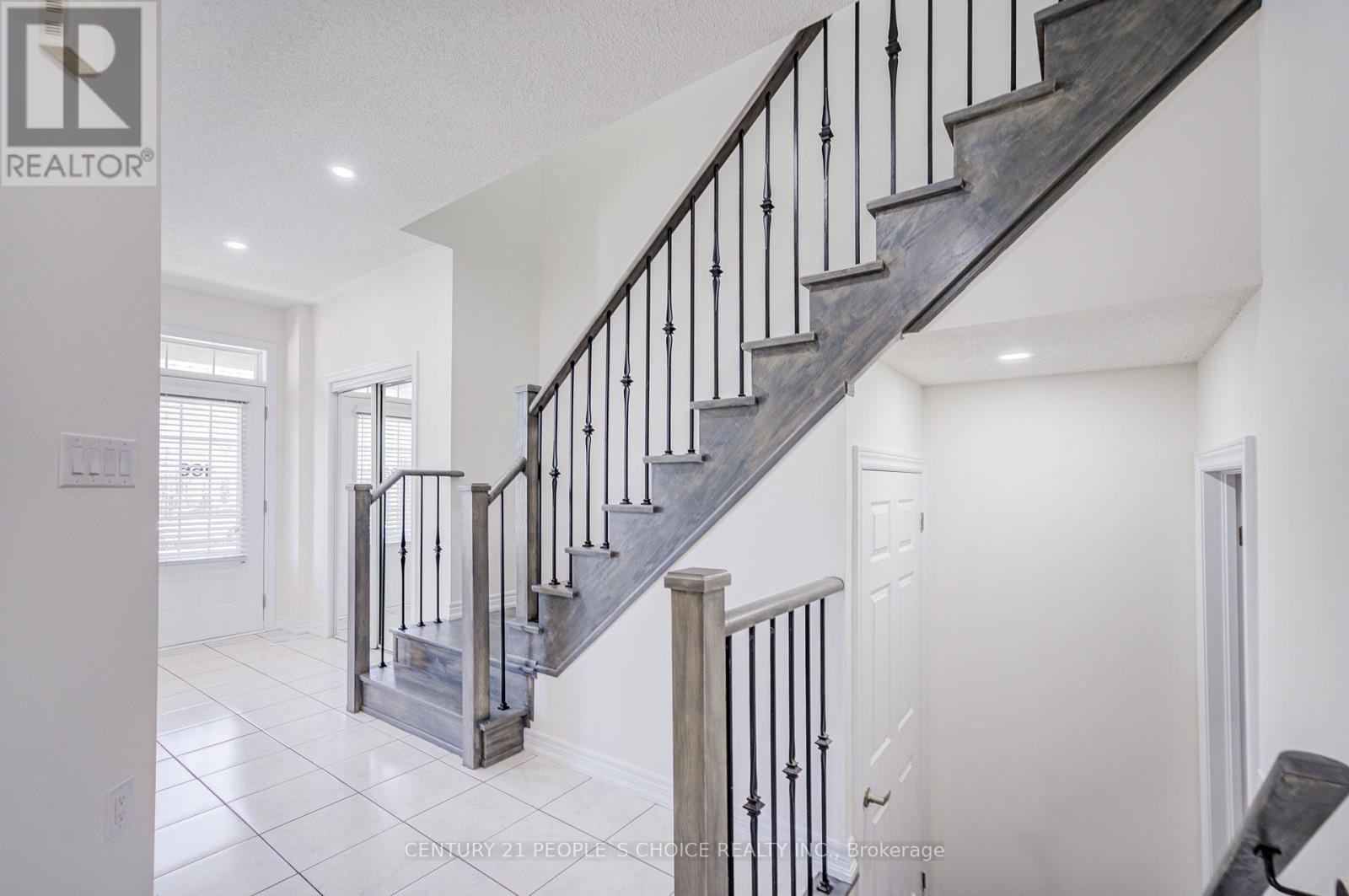 166 Remembrance Road, Brampton, Ontario  L7A 4X1 - Photo 6 - W13138218