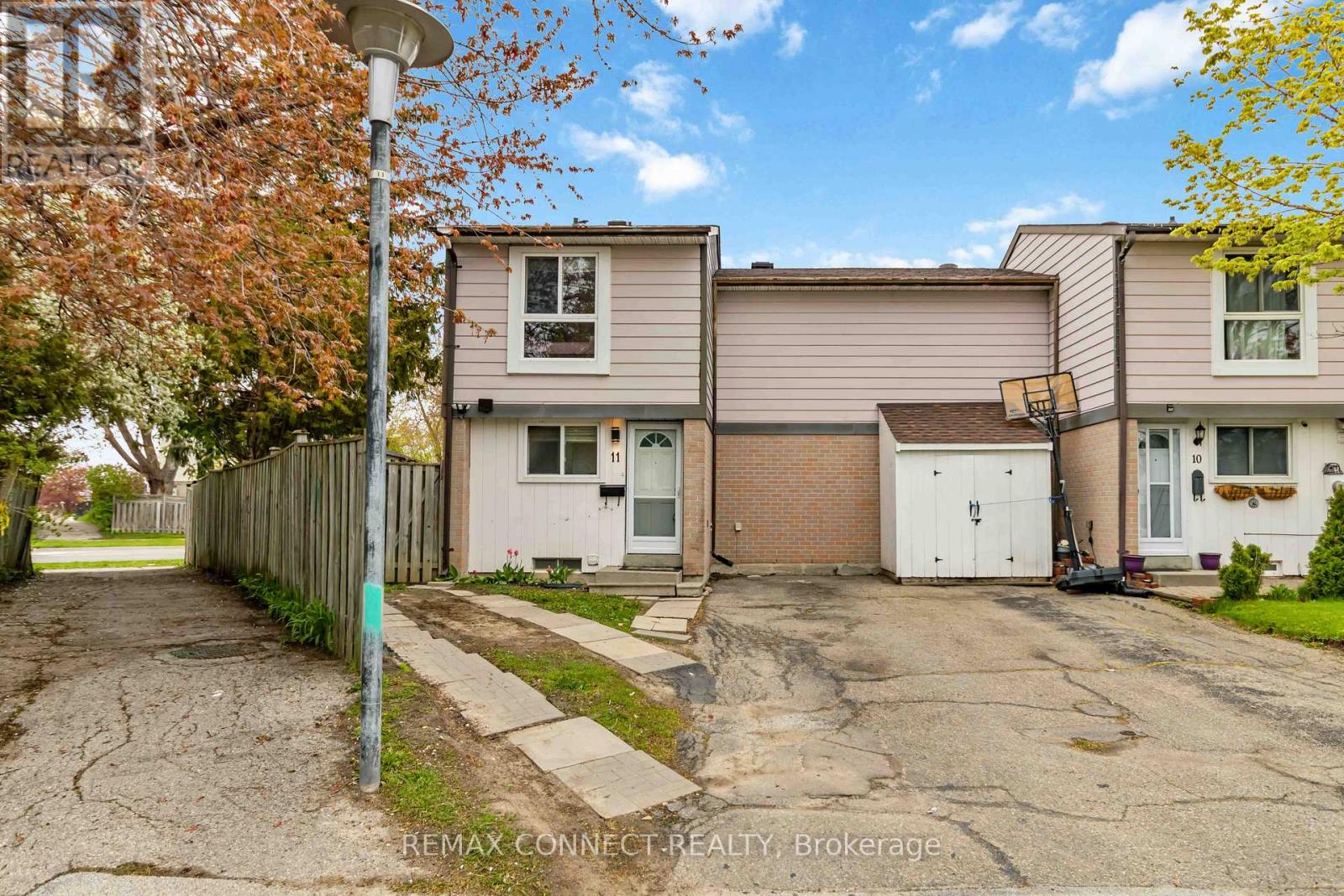 11 Grantbrook Court, Brampton, Ontario  L6S 2K8 - Photo 2 - W13138280