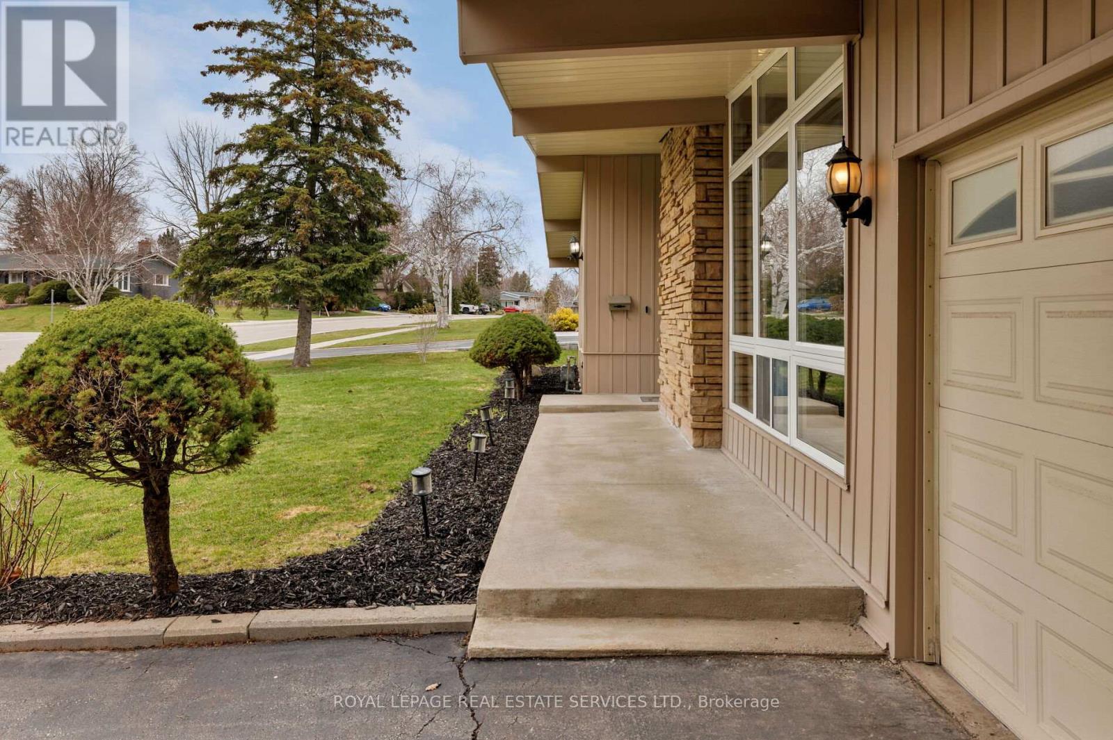 1106 Falgarwood Drive, Oakville, Ontario  L6H 1N9 - Photo 3 - W13138316