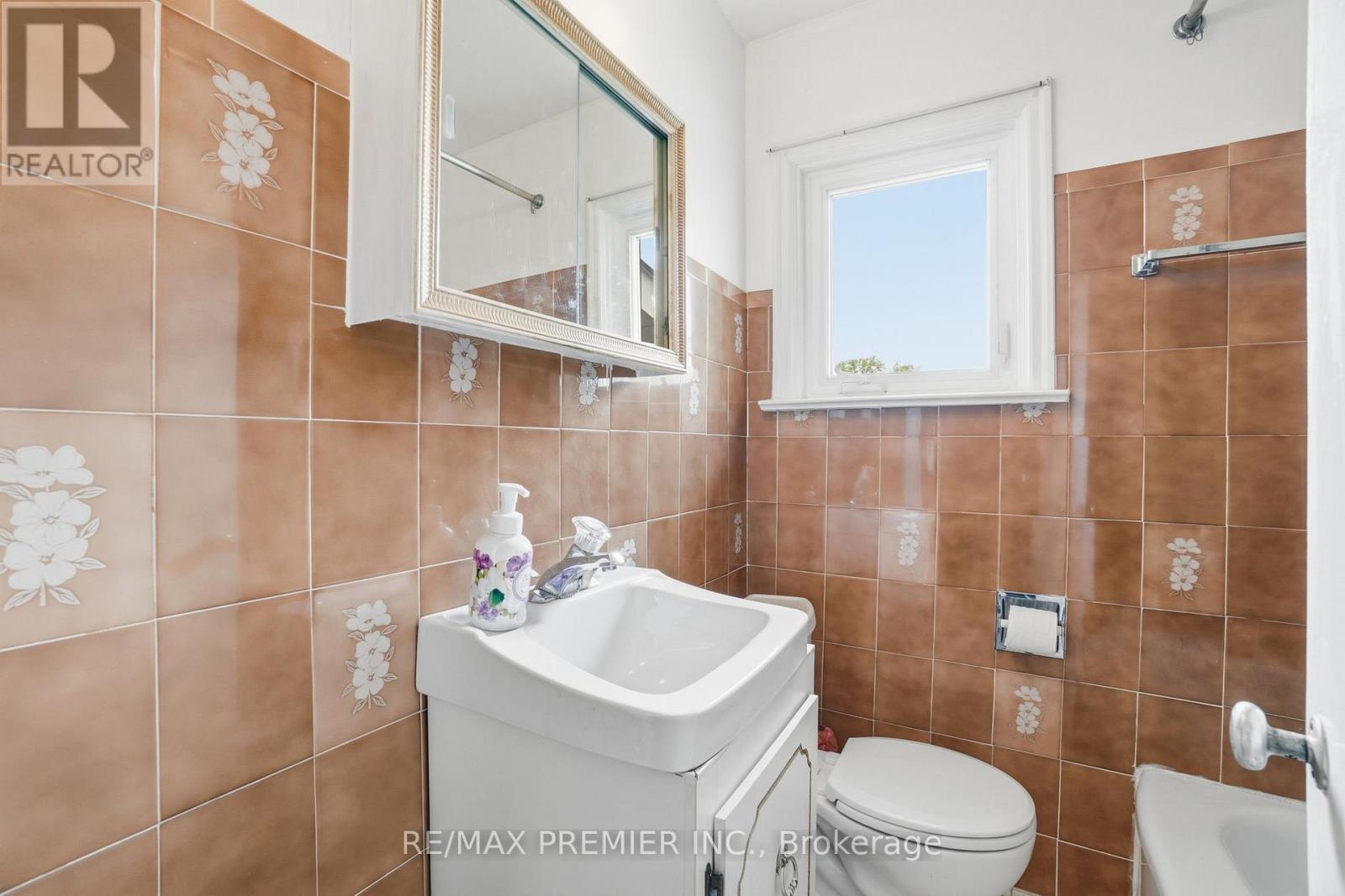 436 Rustic Road, Toronto, Ontario  M6L 1W9 - Photo 11 - W13136588