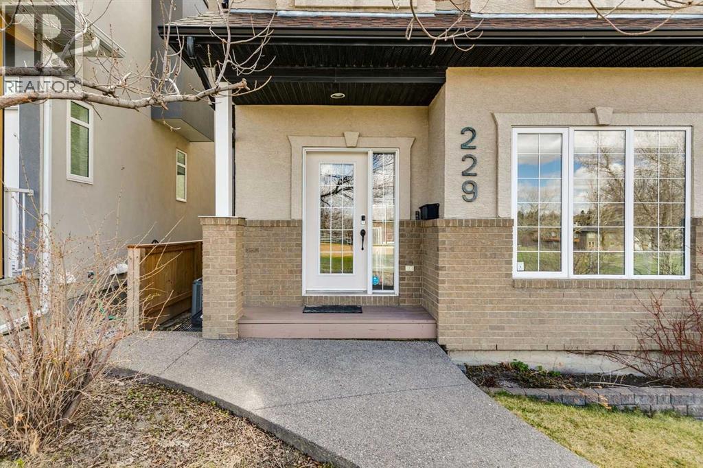 229 29 Avenue NE, Calgary, Alberta  T2E 2C2 - Photo 3 - A2308717
