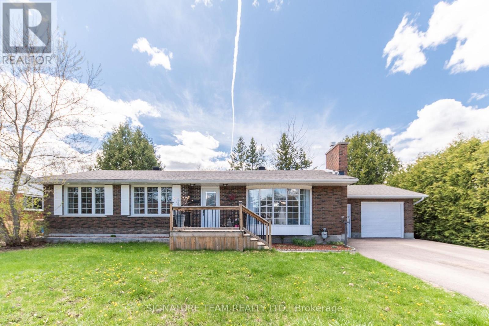 7 Mary Street, Petawawa, Ontario  K8H 1R6 - Photo 1 - X12937288