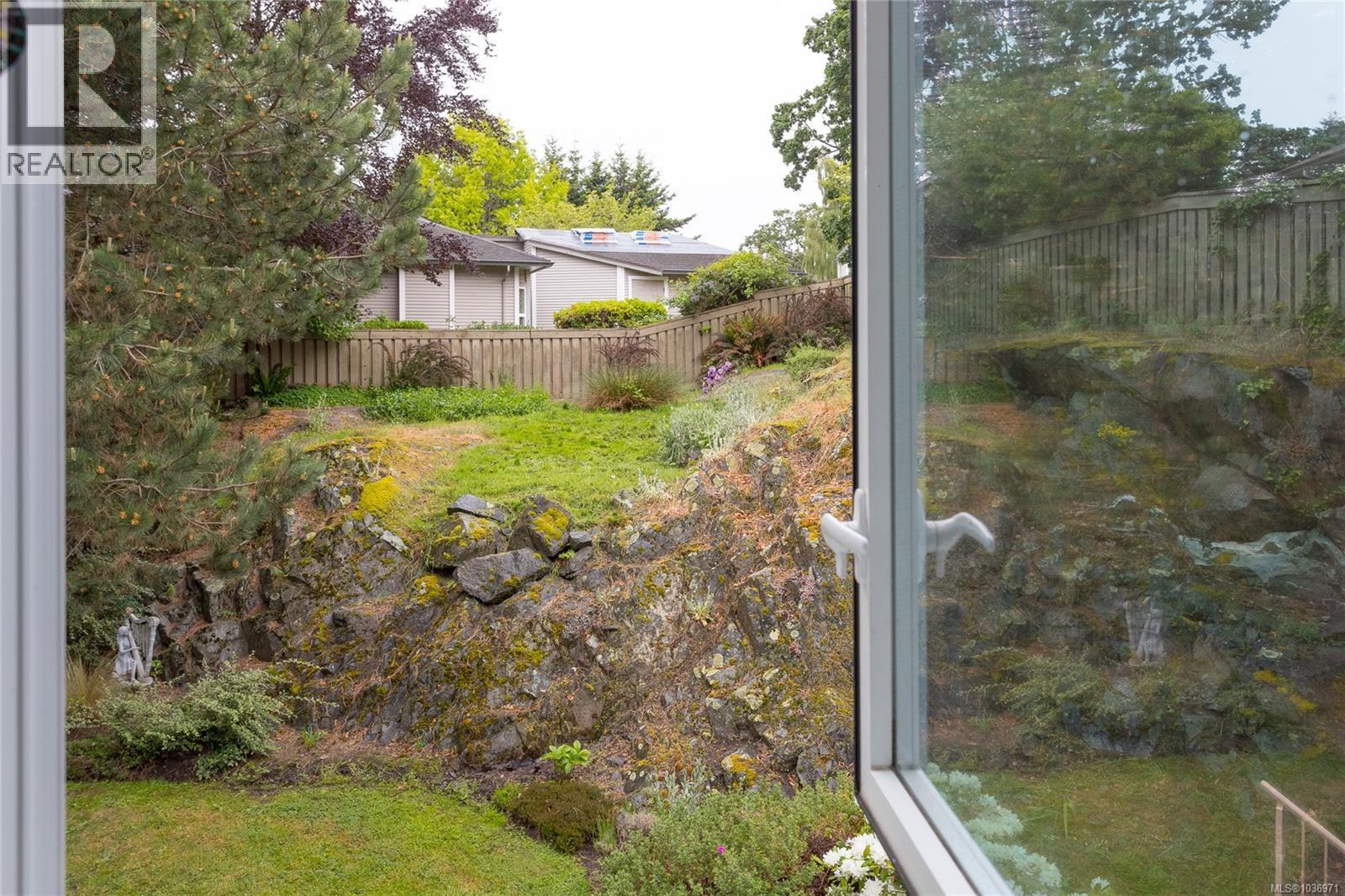 313 1521 Church Ave, Saanich, British Columbia  V8P 5T7 - Photo 7 - 1036971
