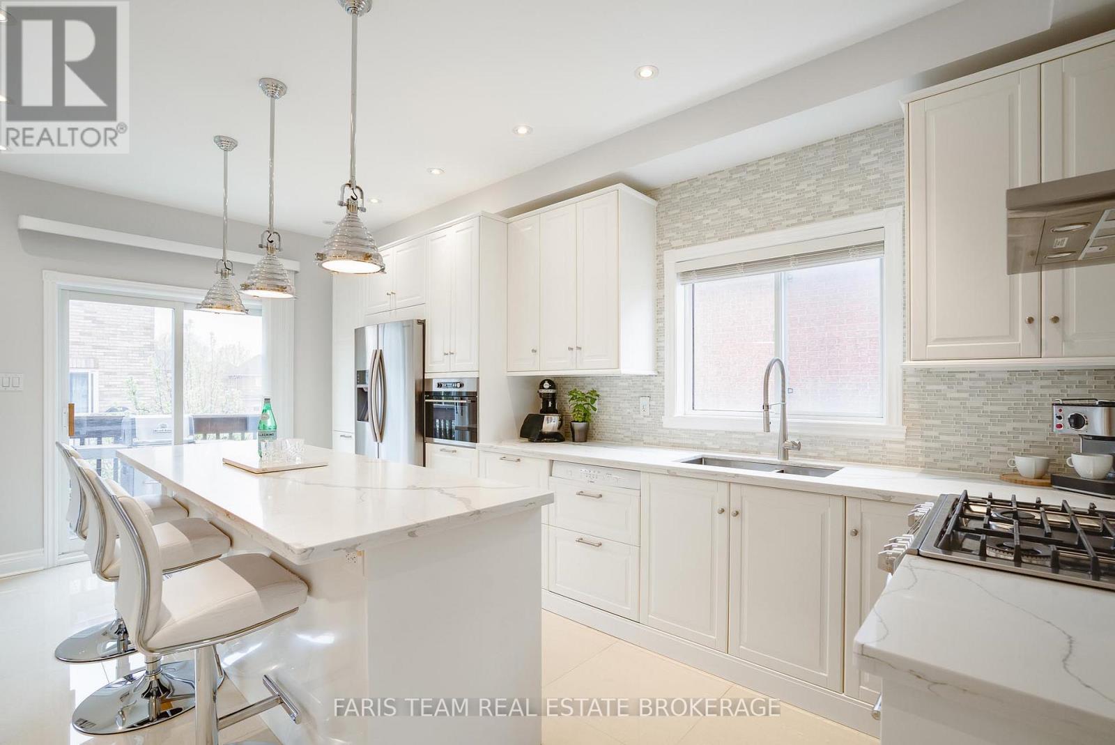 8 Pietro Drive, Vaughan, Ontario  L6A 3K5 - Photo 4 - N13138362