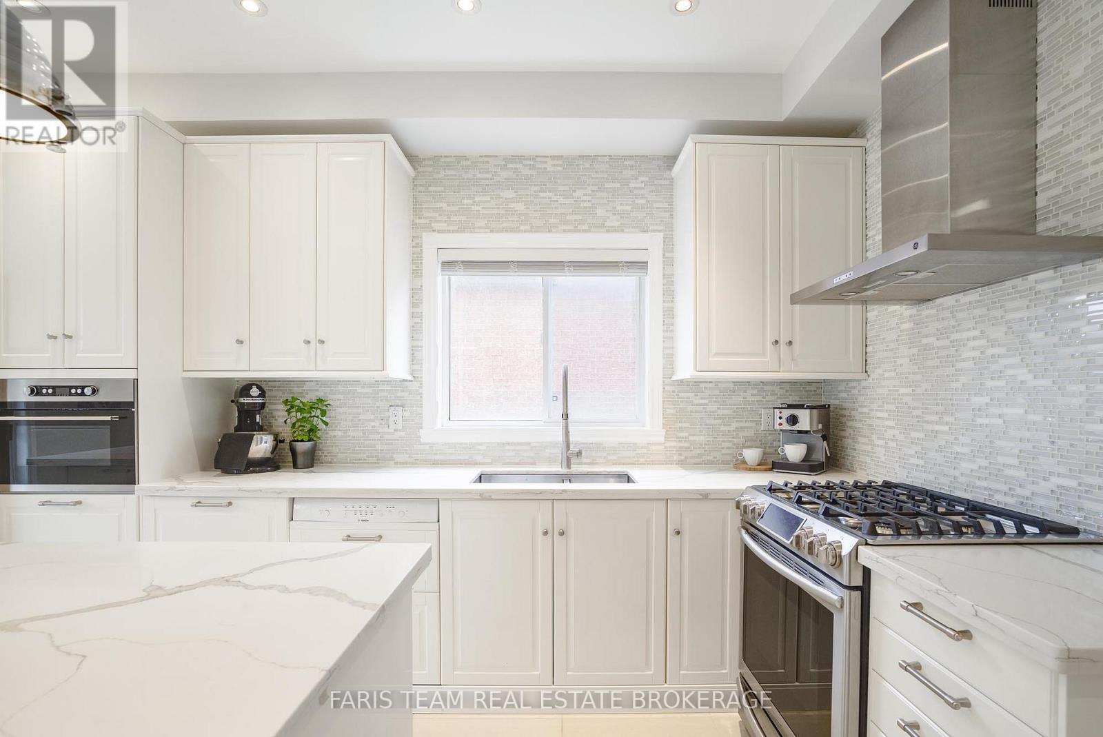 8 Pietro Drive, Vaughan, Ontario  L6A 3K5 - Photo 5 - N13138362
