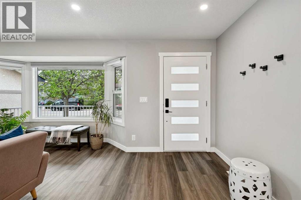 7116 Hunterwood Road NW, Calgary, Alberta  T2K 4J6 - Photo 2 - A2311232