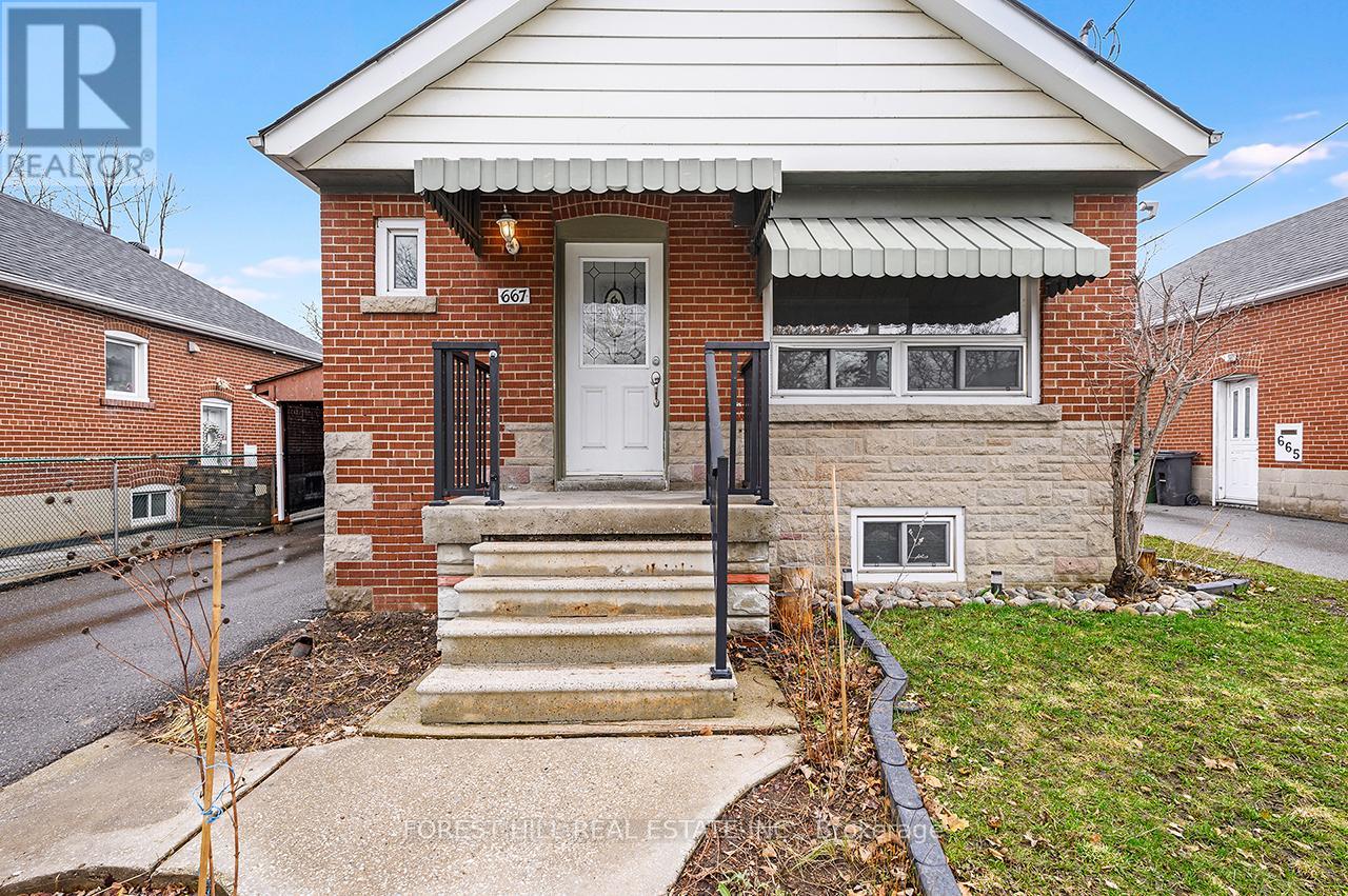 667 Pharmacy Avenue, Toronto, Ontario  M1L 3H7 - Photo 1 - E13138472