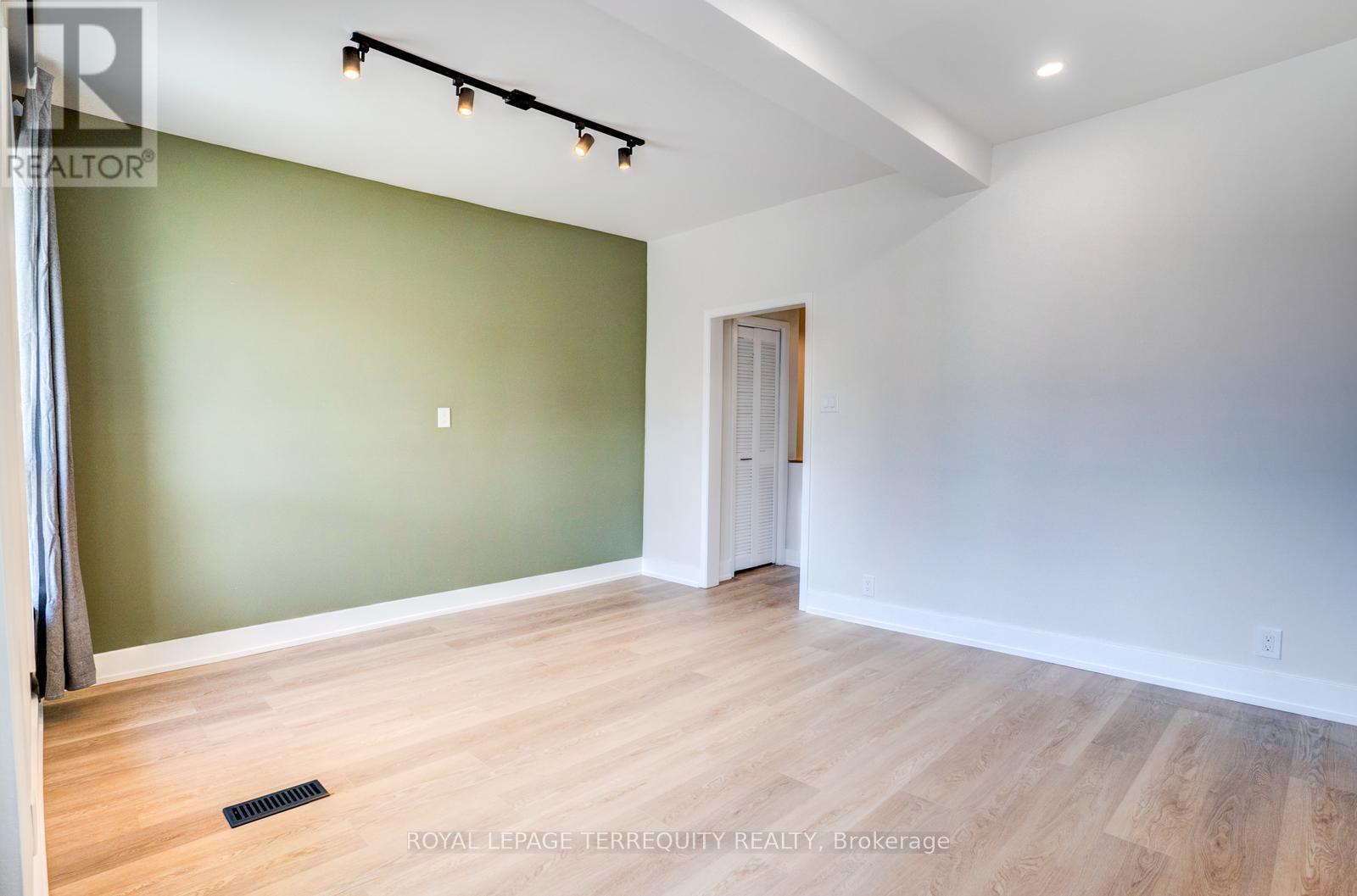 Upper - 743 Gerrard Street E, Toronto, Ontario  M4M 1Y5 - Photo 3 - E12906968