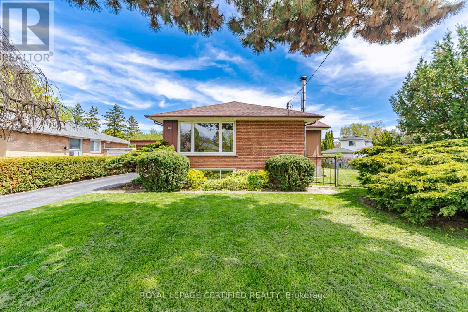 34 Warbeck Place, Toronto, Ontario  M9R 3C3 - Photo 2 - W13138628