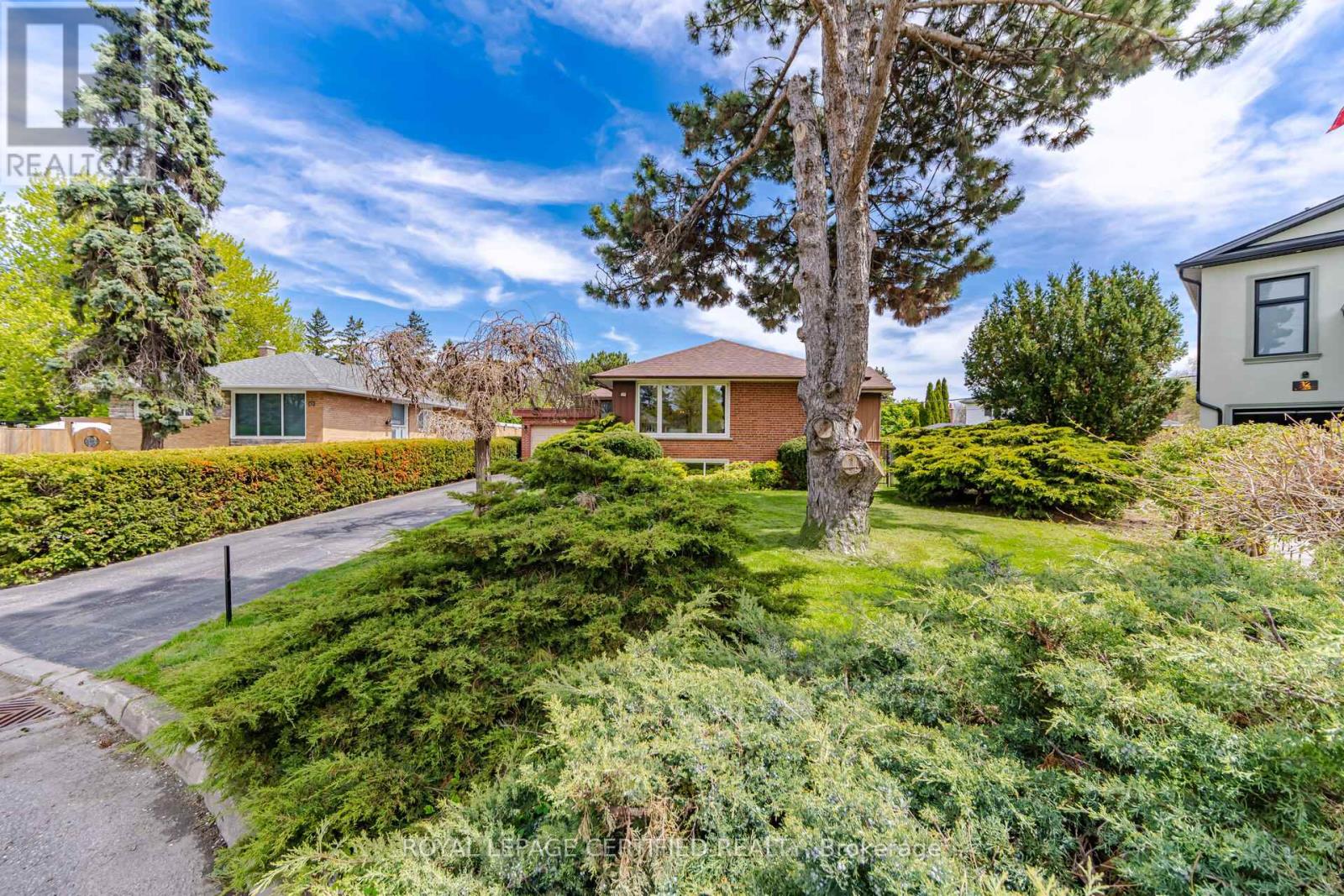 34 Warbeck Place, Toronto, Ontario  M9R 3C3 - Photo 3 - W13138628