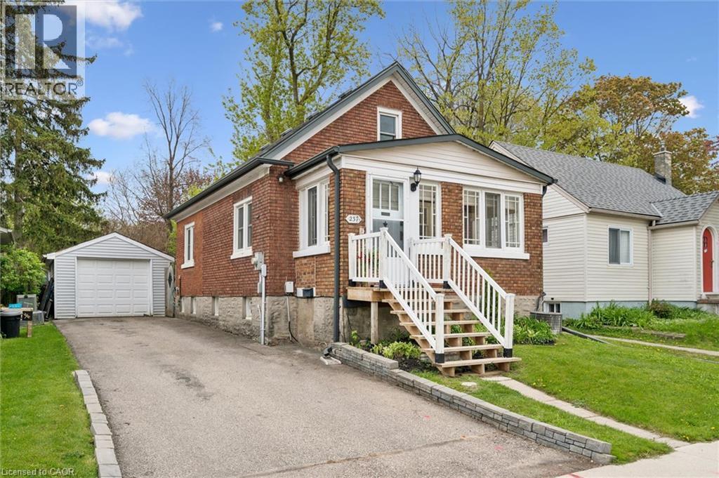 237 S Borden Avenue S, Kitchener, Ontario  N2G 3S1 - Photo 2 - 40830600