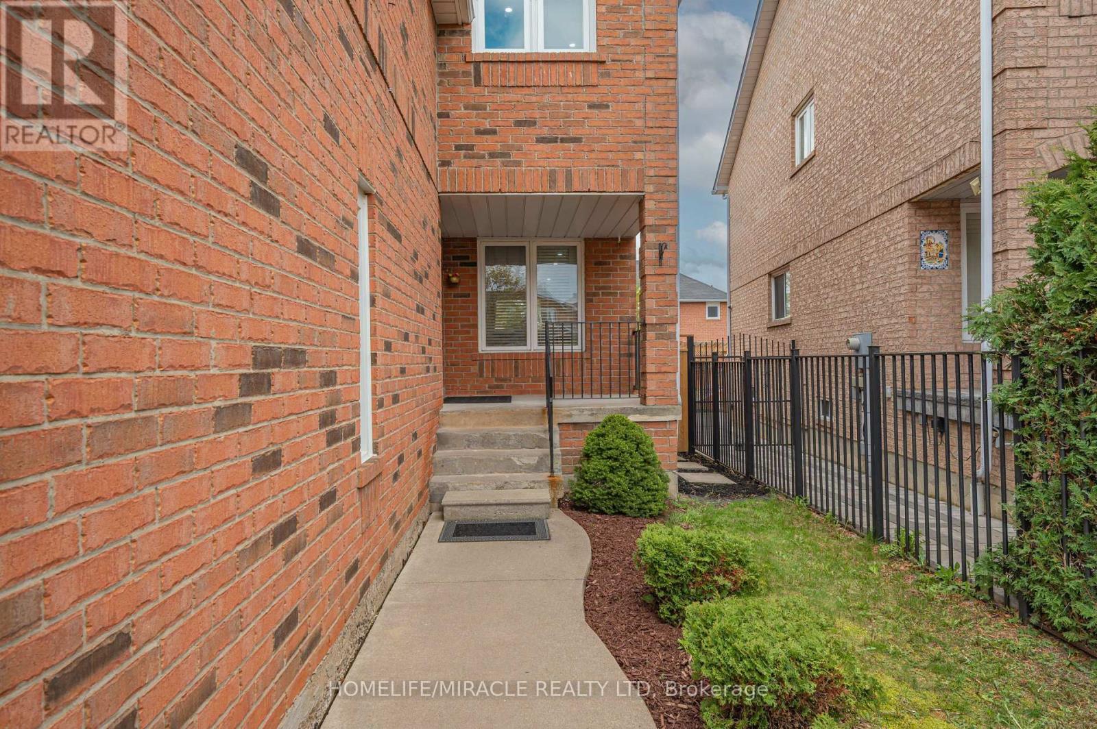 5342 Crane Court, Mississauga, Ontario  L5V 2C4 - Photo 5 - W13138660