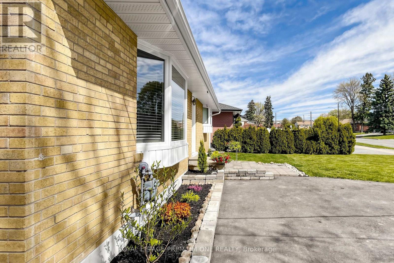 72 Thornton Avenue, Bradford West Gwillimbury, Ontario  L3Z 1N4 - Photo 2 - N13133118