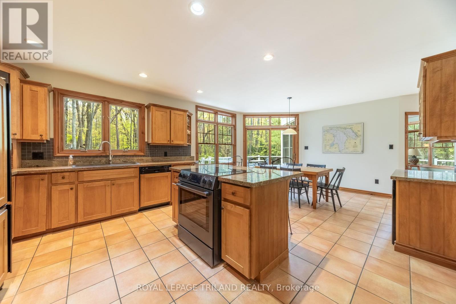 10221 Shoreline Drive, Lambton Shores, Ontario  N0M 1T0 - Photo 20 - X12858580