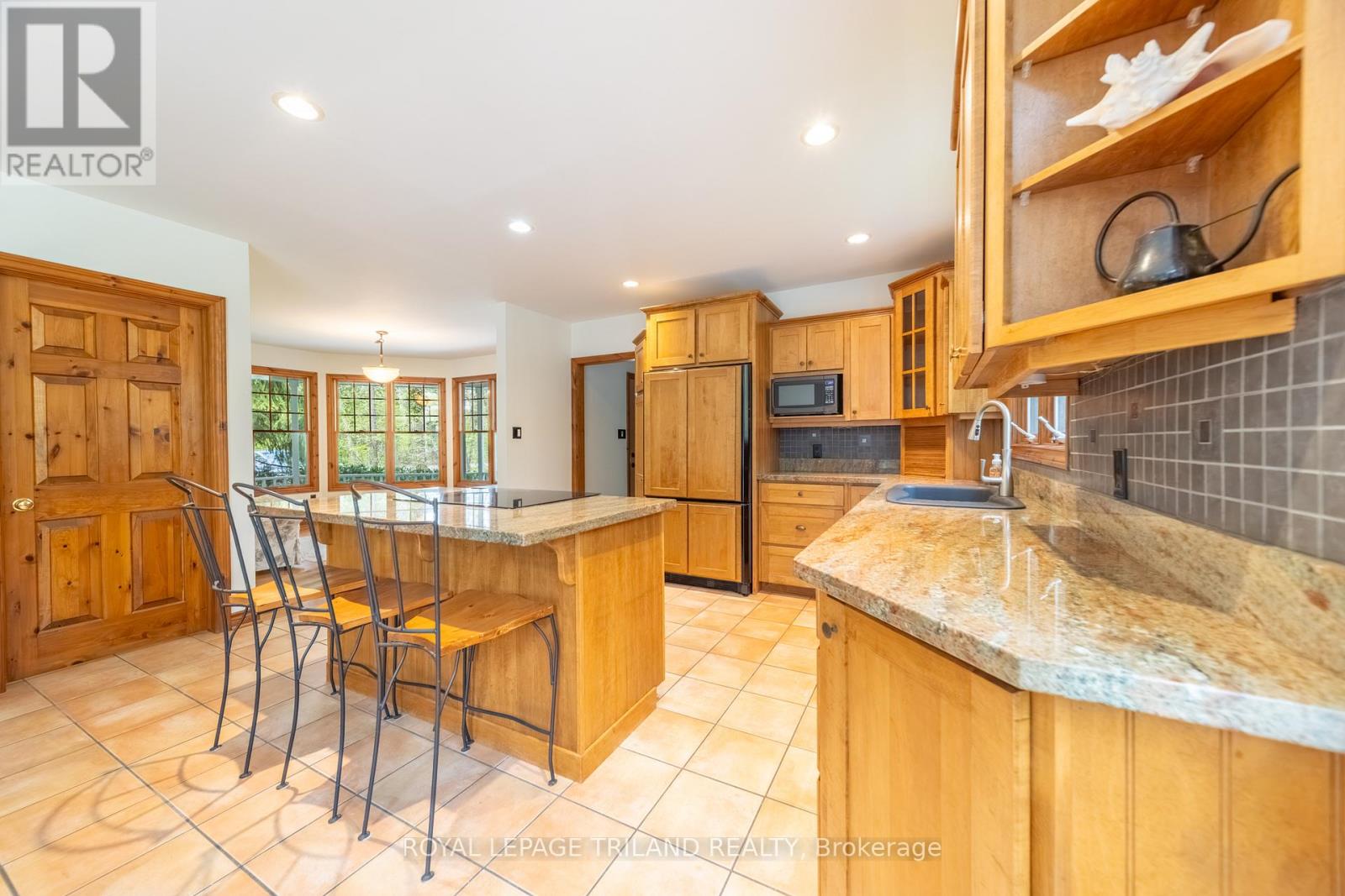 10221 Shoreline Drive, Lambton Shores, Ontario  N0M 1T0 - Photo 23 - X12858580