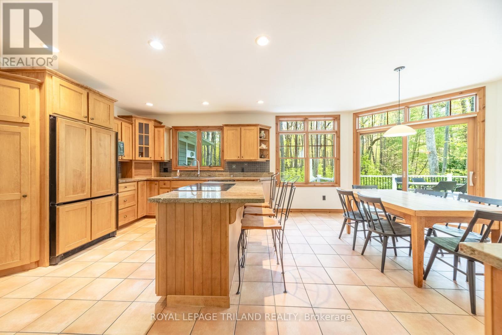 10221 Shoreline Drive, Lambton Shores, Ontario  N0M 1T0 - Photo 21 - X12858580