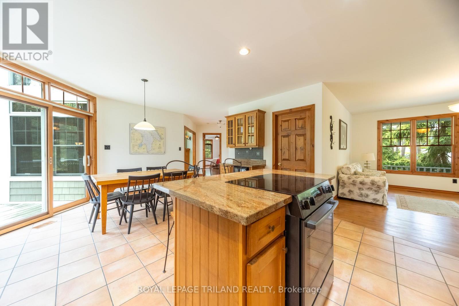 10221 Shoreline Drive, Lambton Shores, Ontario  N0M 1T0 - Photo 25 - X12858580