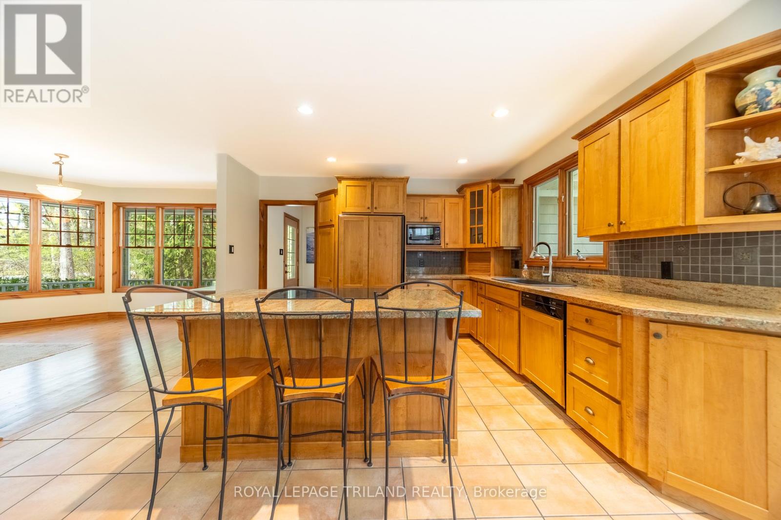 10221 Shoreline Drive, Lambton Shores, Ontario  N0M 1T0 - Photo 19 - X12858580