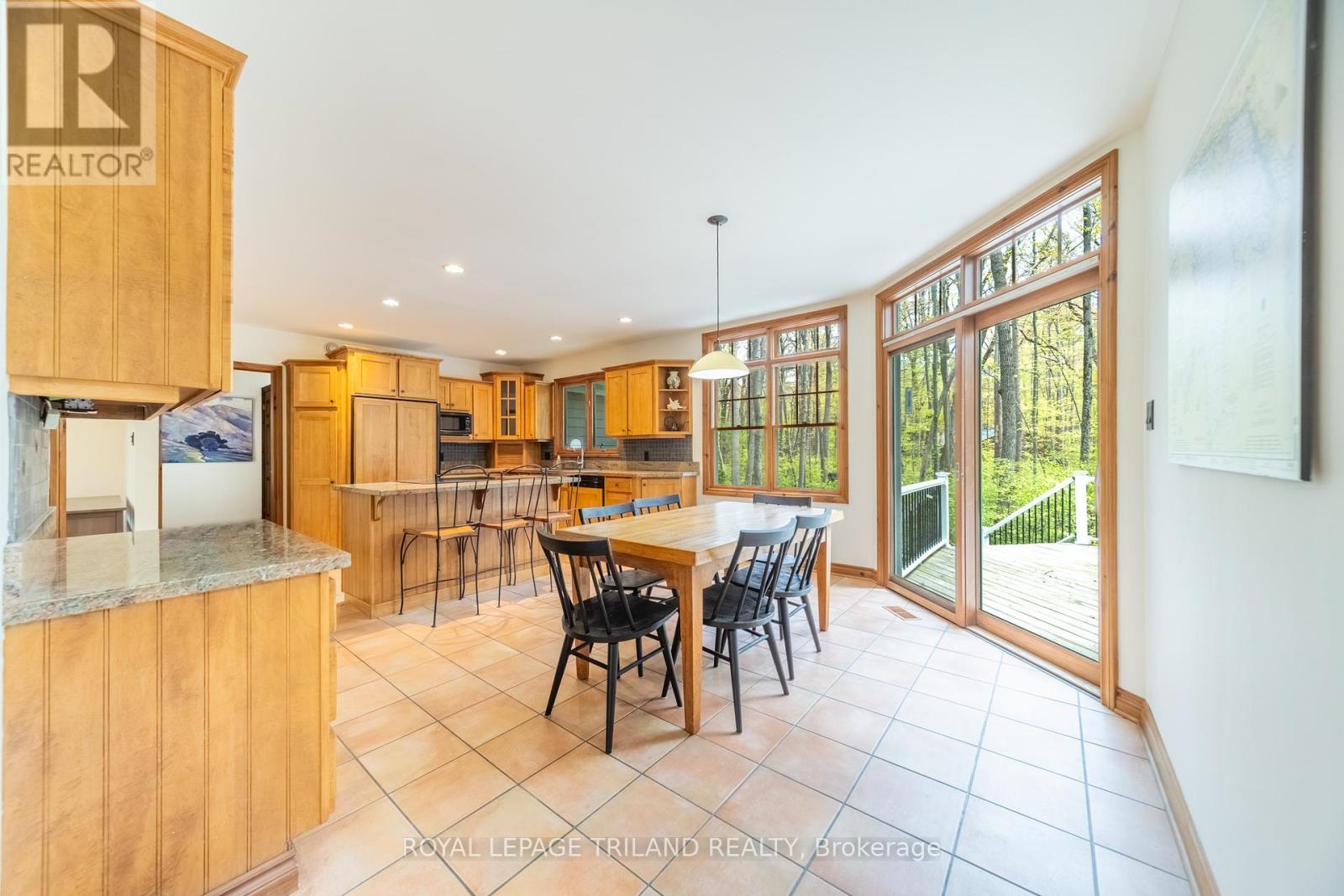 10221 Shoreline Drive, Lambton Shores, Ontario  N0M 1T0 - Photo 18 - X12858580