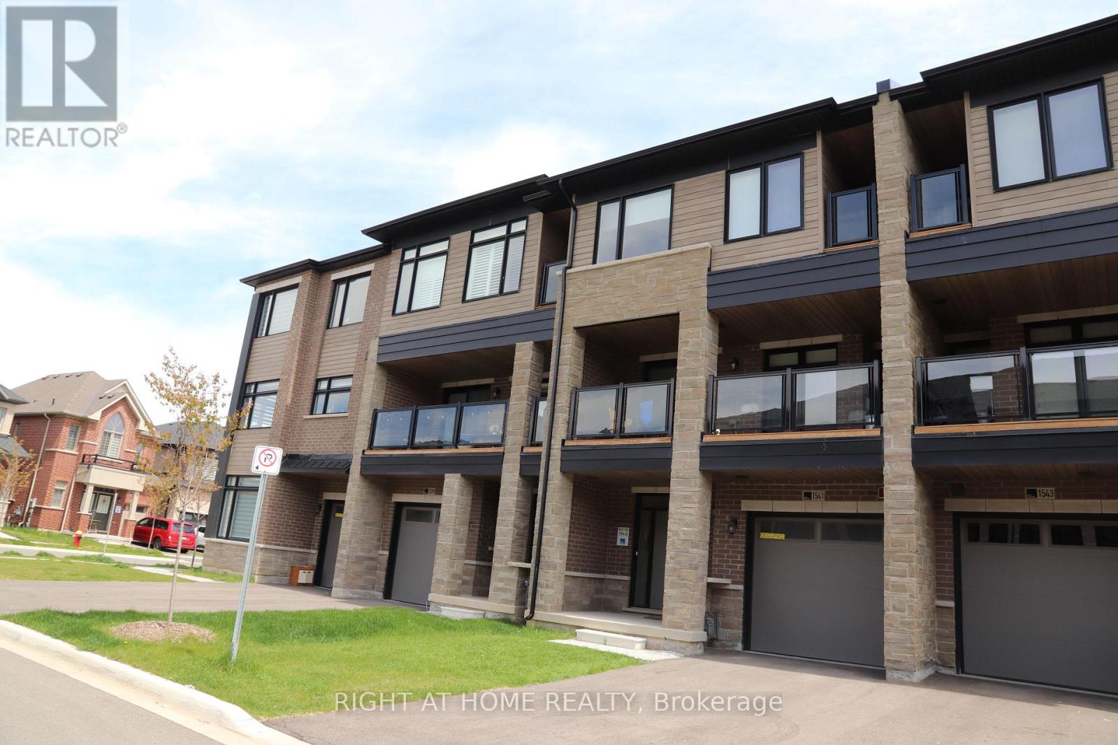 1541 Hilson Heights, Milton, Ontario  L9E 1V5 - Photo 2 - W13138714