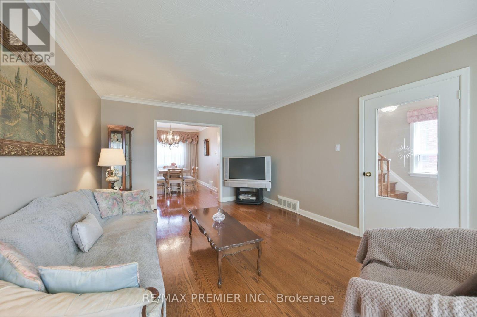 81 Macleod Street, Toronto, Ontario  M6L 2M8 - Photo 7 - W13138718