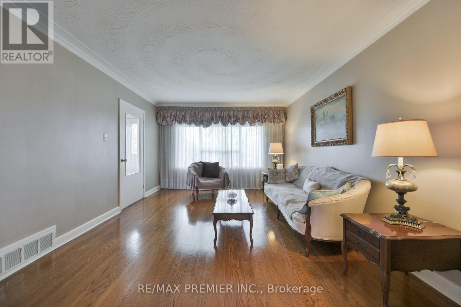 81 Macleod Street, Toronto, Ontario  M6L 2M8 - Photo 8 - W13138718