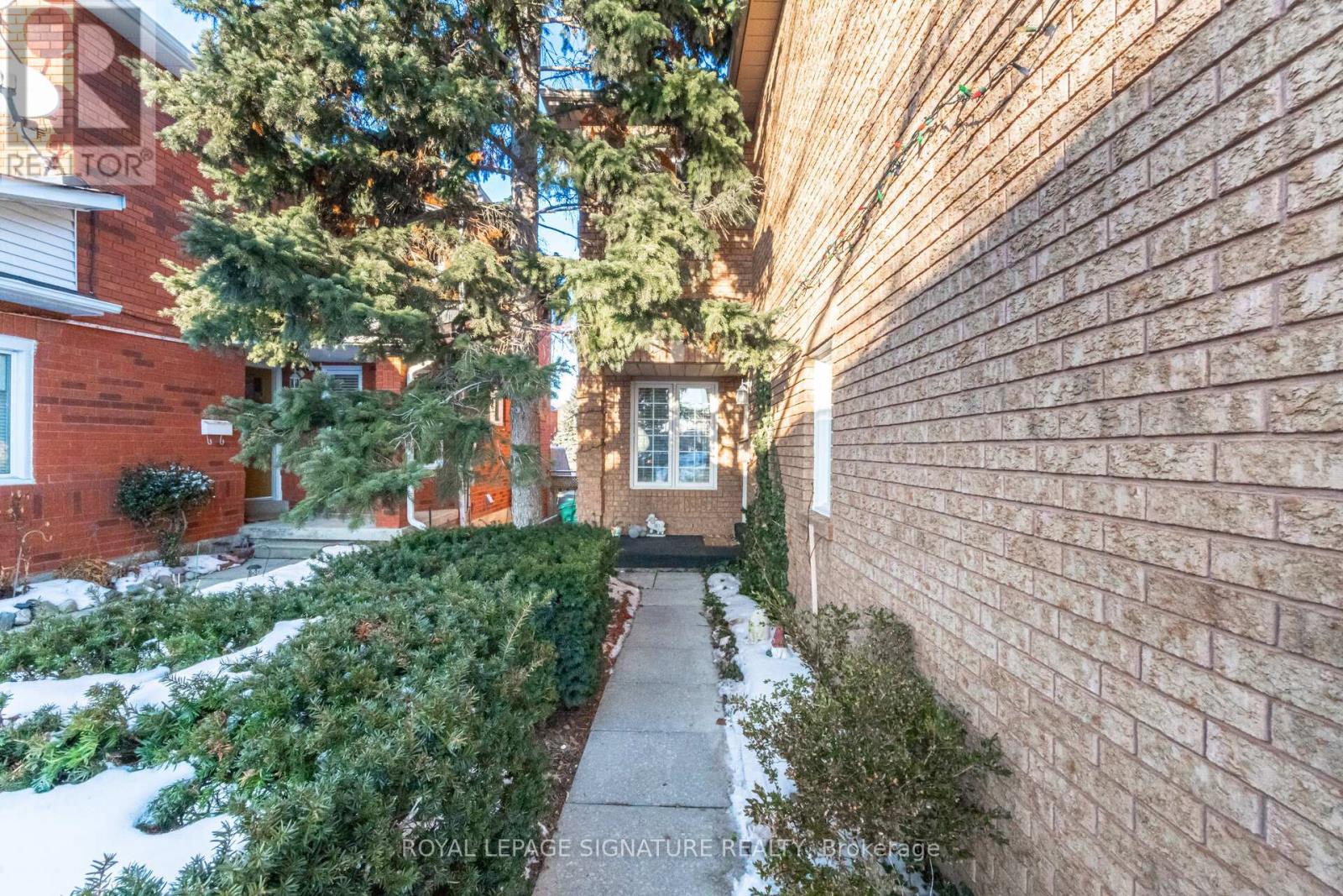 6945 Gracefield Drive, Mississauga, Ontario  L5N 6T9 - Photo 3 - W12814924