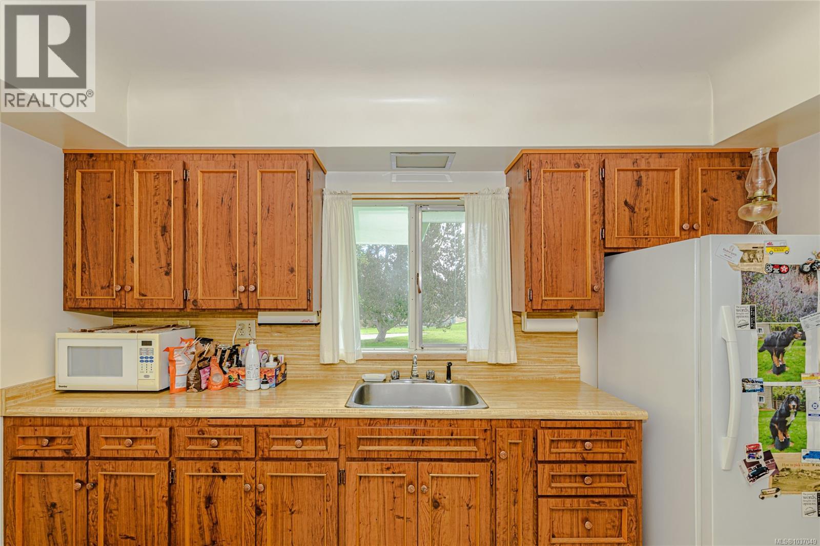 3785 Raymond St S, Saanich, British Columbia  V8Z 4K2 - Photo 10 - 1037049