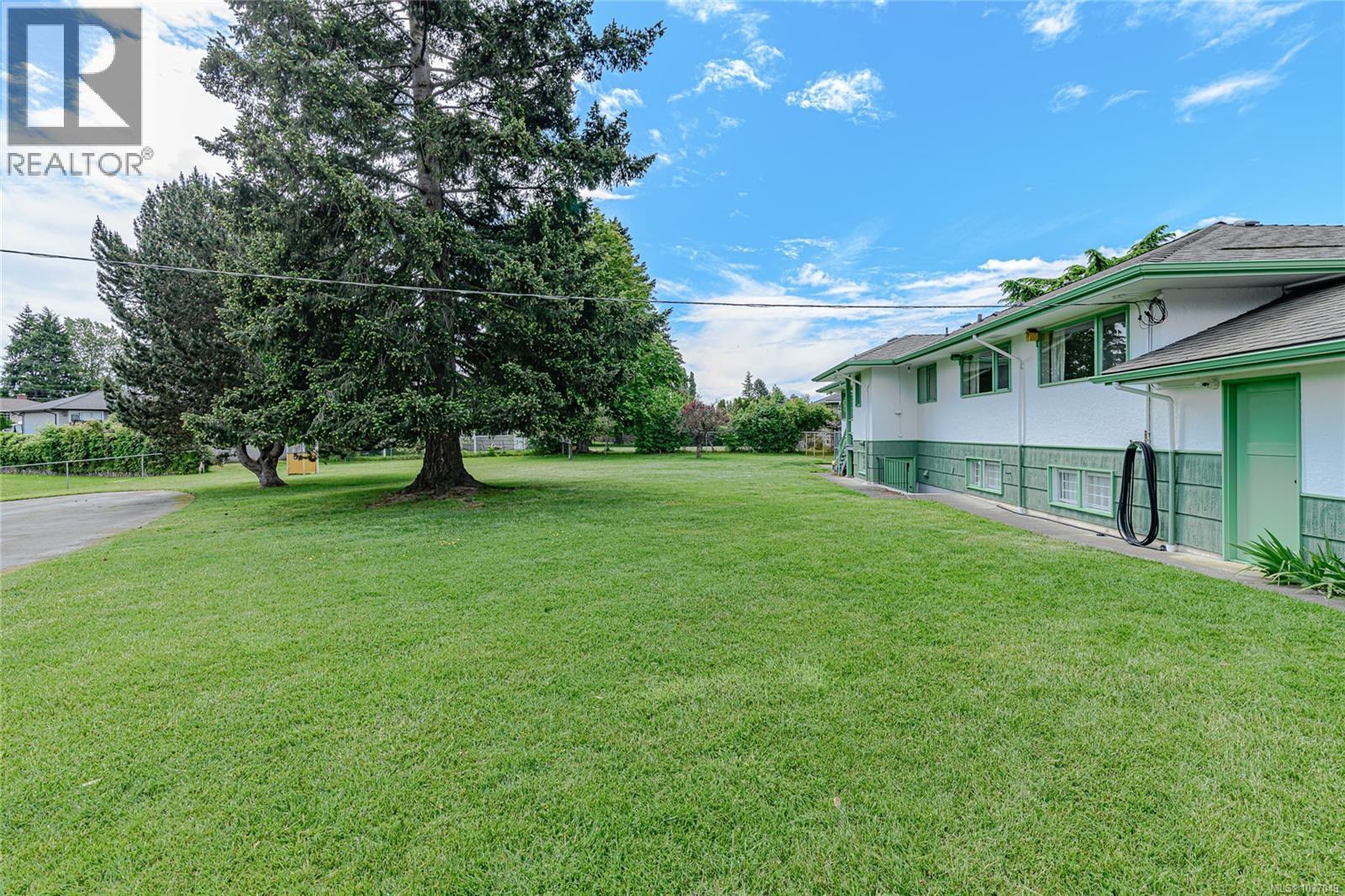 3785 Raymond St S, Saanich, British Columbia  V8Z 4K2 - Photo 32 - 1037049