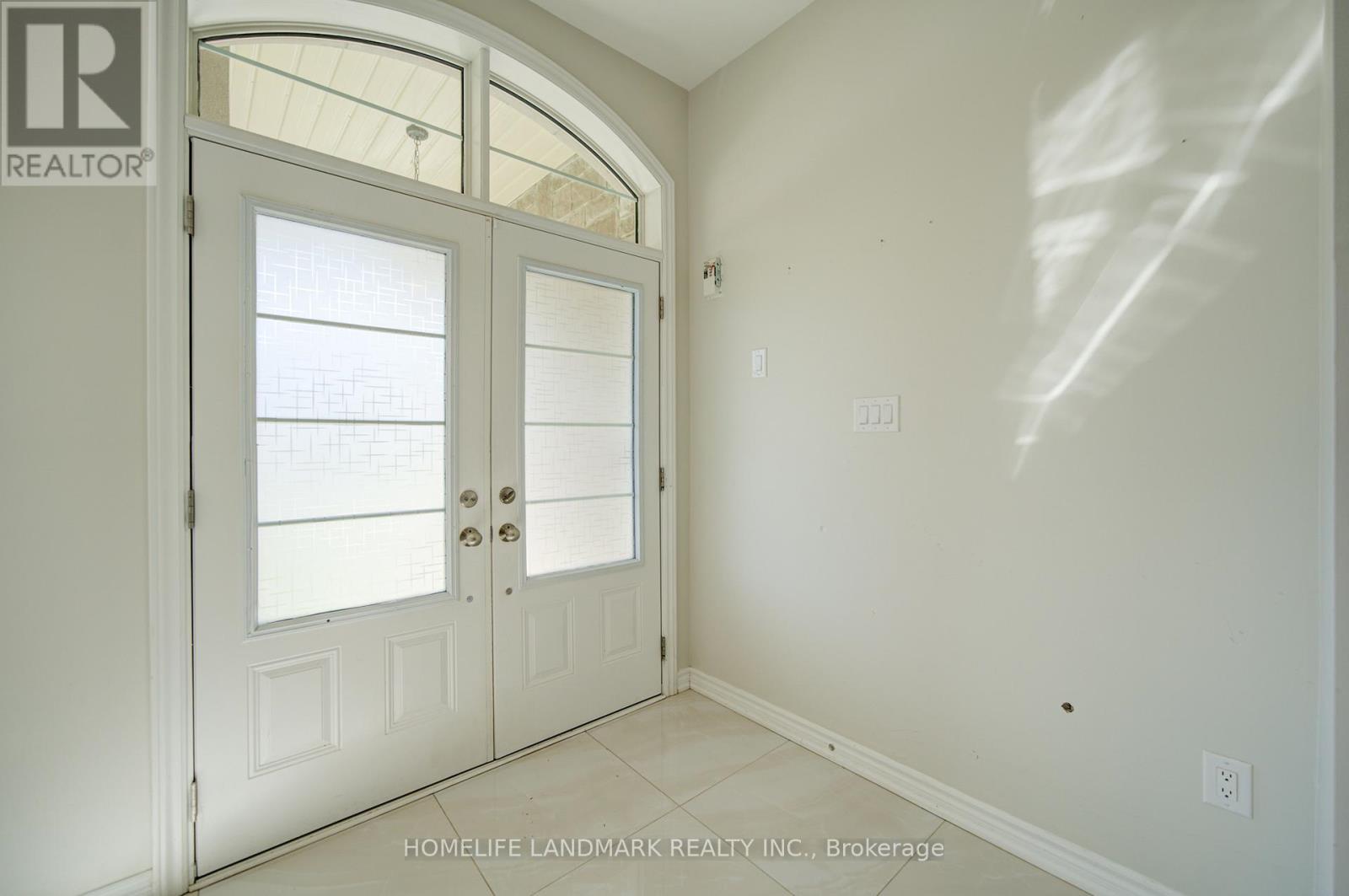 18 Kenneth Ross Crescent, East Gwillimbury, Ontario  L9N 0T7 - Photo 5 - N13138780