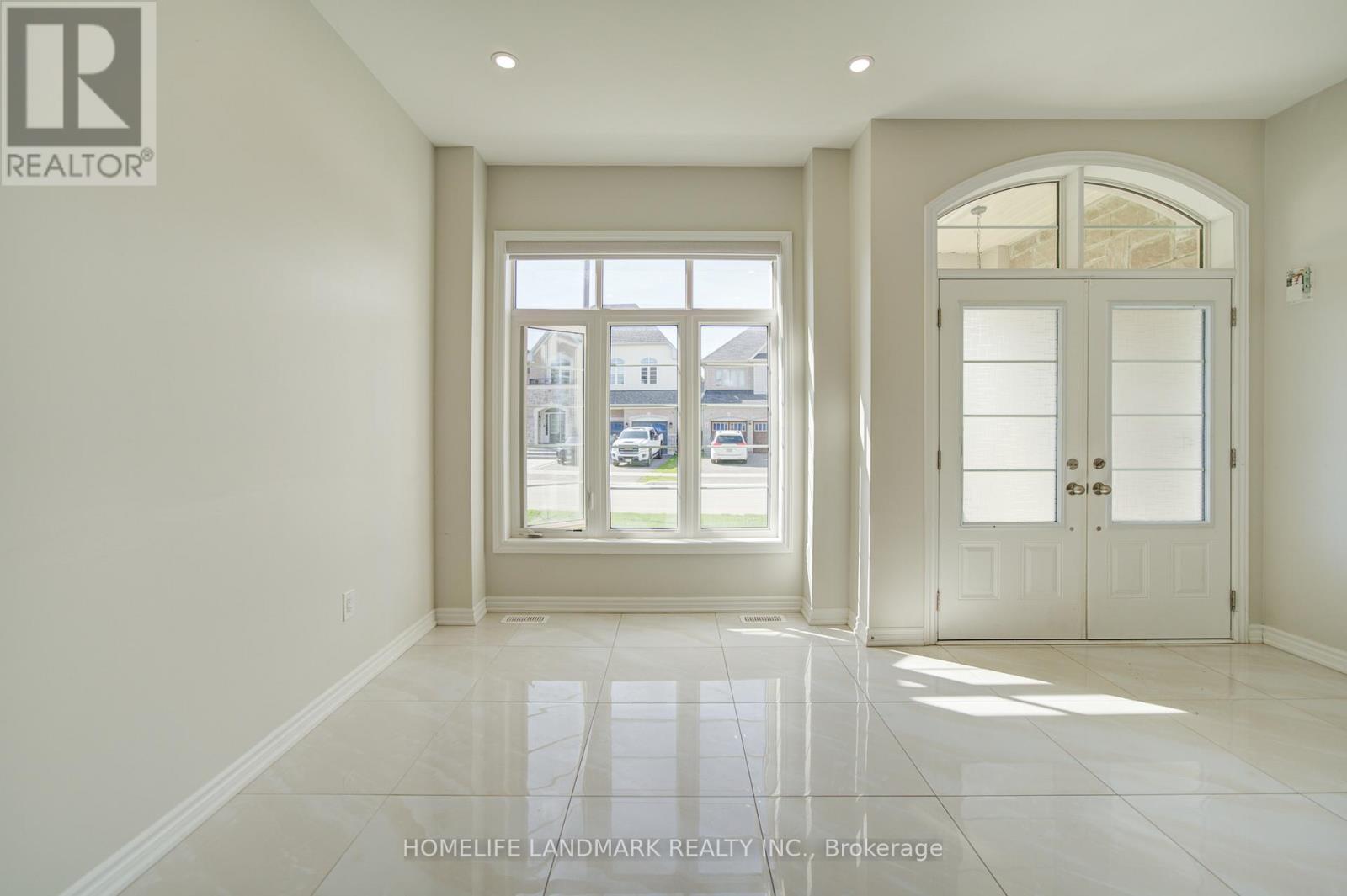 18 Kenneth Ross Crescent, East Gwillimbury, Ontario  L9N 0T7 - Photo 7 - N13138780