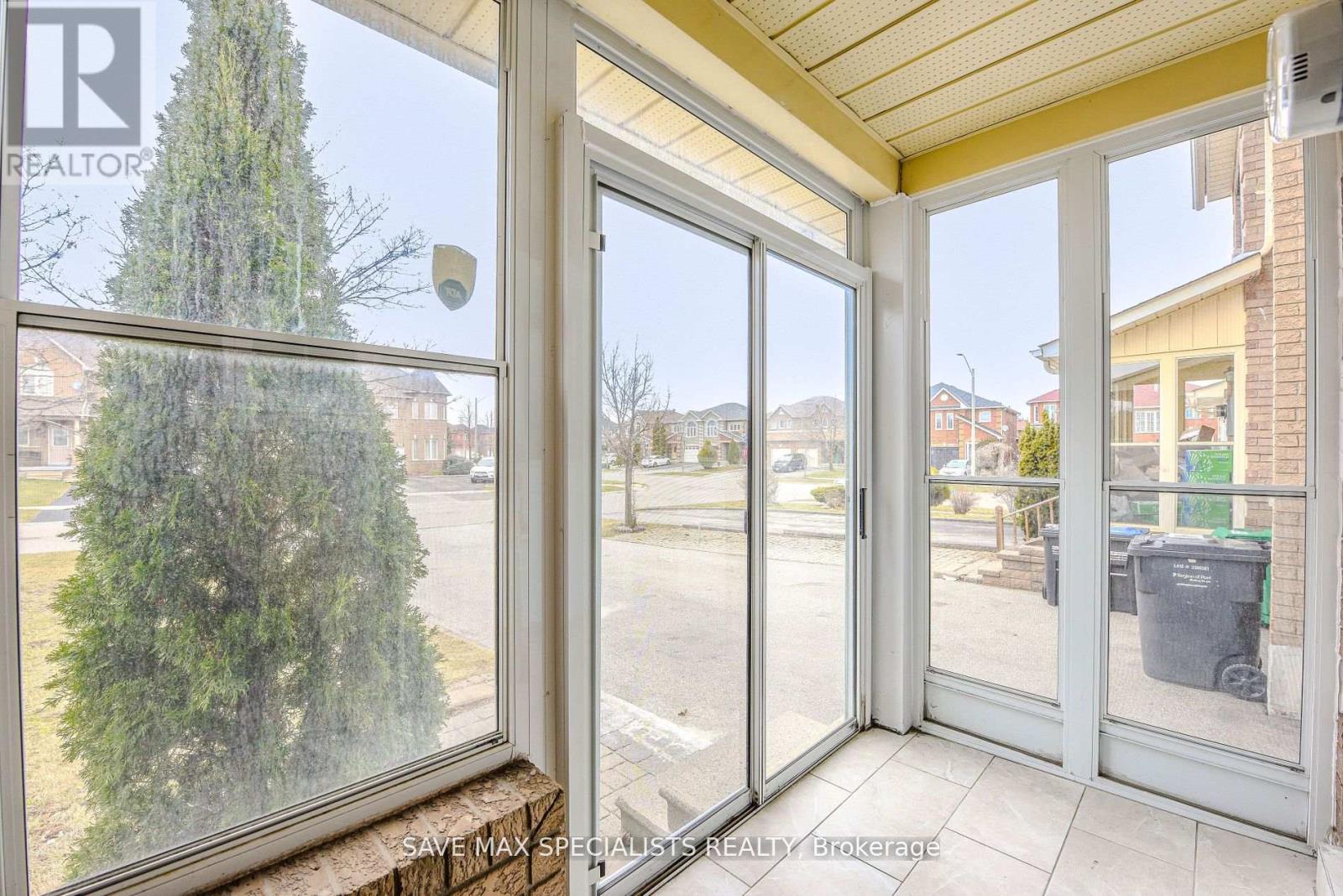 622 Lumberton Crescent, Mississauga, Ontario  L4Z 3Z5 - Photo 3 - W13138830