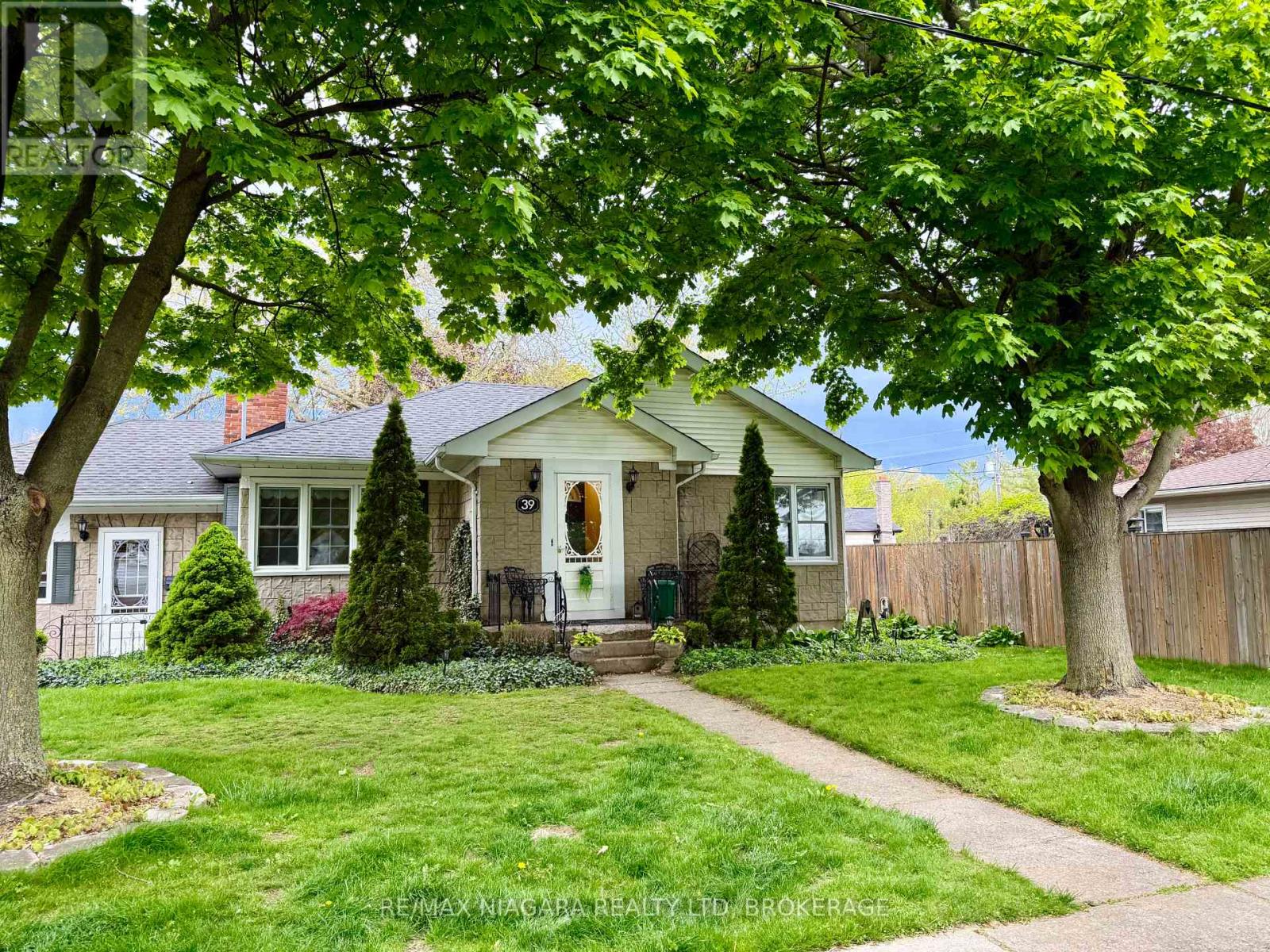 Main - 39 Maplewood Drive, St. Catharines, Ontario  L2M 3P1 - Photo 2 - X13105530