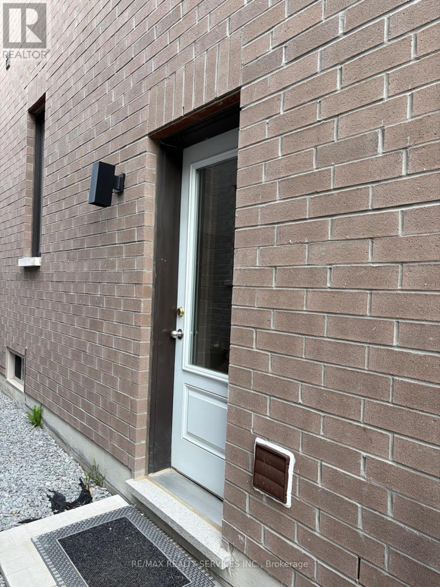 32 Fruitful Crescent, Whitby, Ontario  L1P 0N3 - Photo 2 - E13138880
