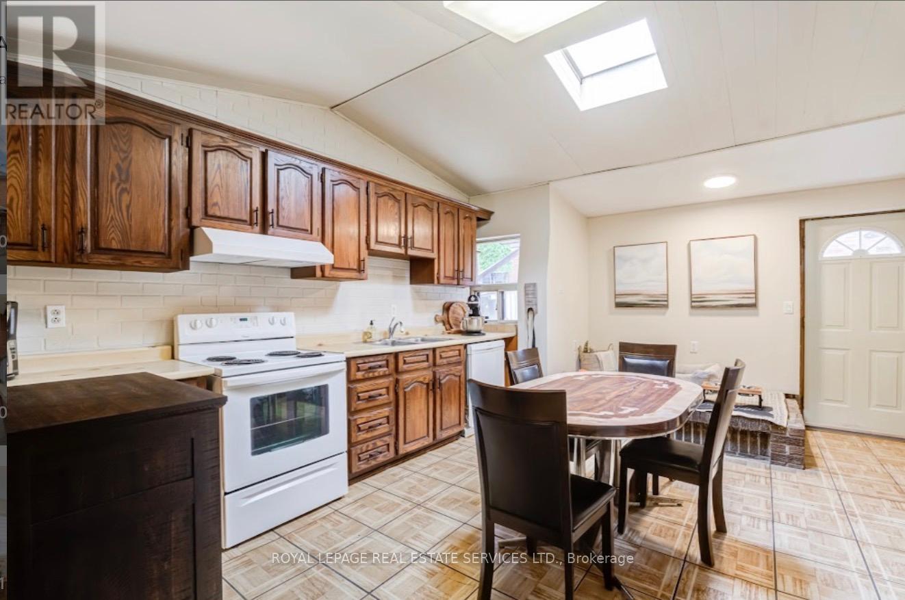 21 Hatherley Road, Toronto, Ontario  M6E 1V8 - Photo 12 - W13138888