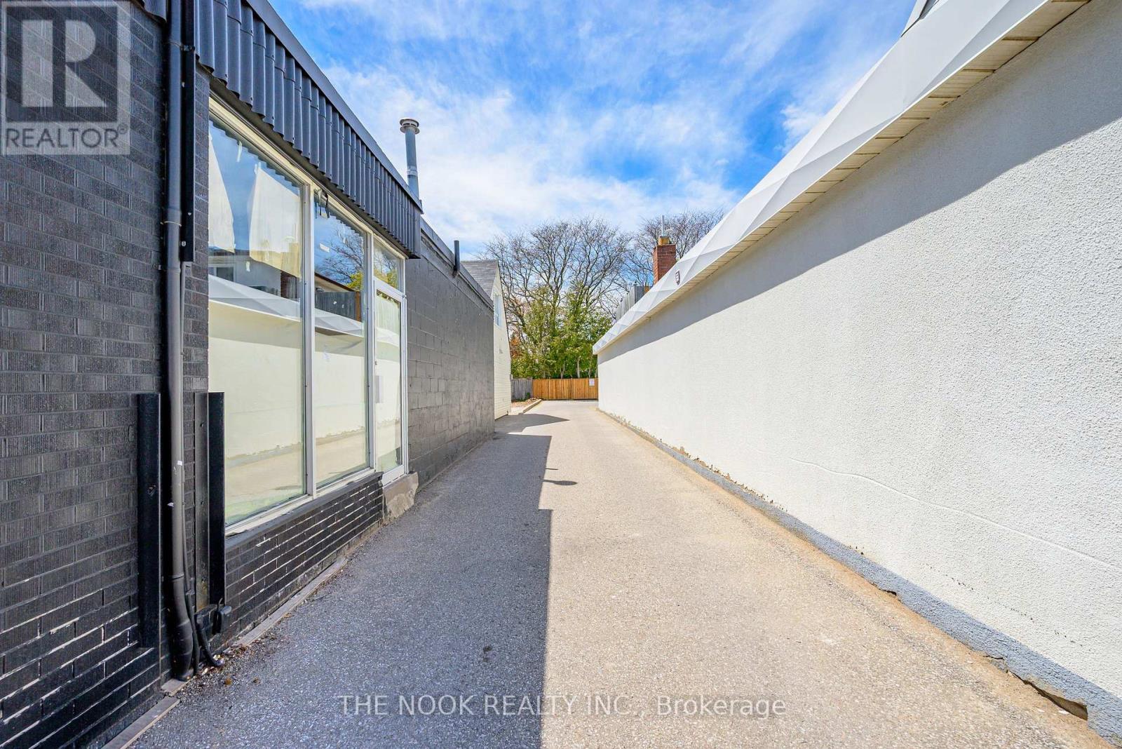 A - 948 Simcoe Street N, Oshawa, Ontario  L1G 4W2 - Photo 2 - E13050194