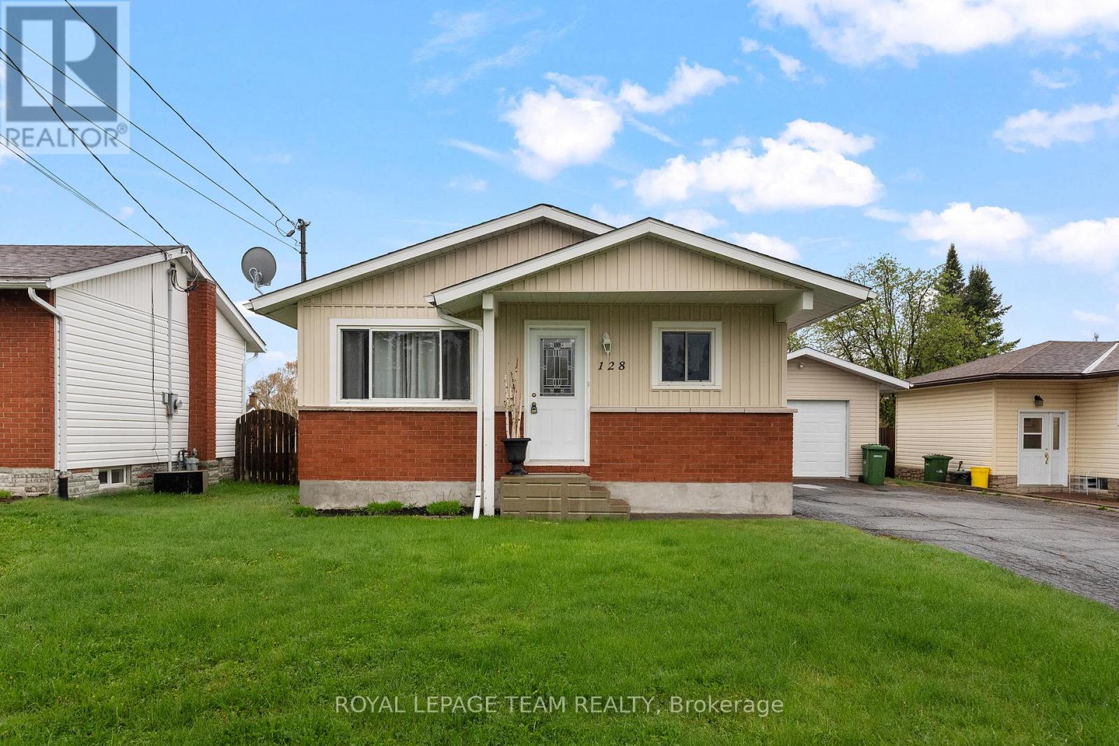 128 ELLIS AVENUE, Pembroke, Ontario
