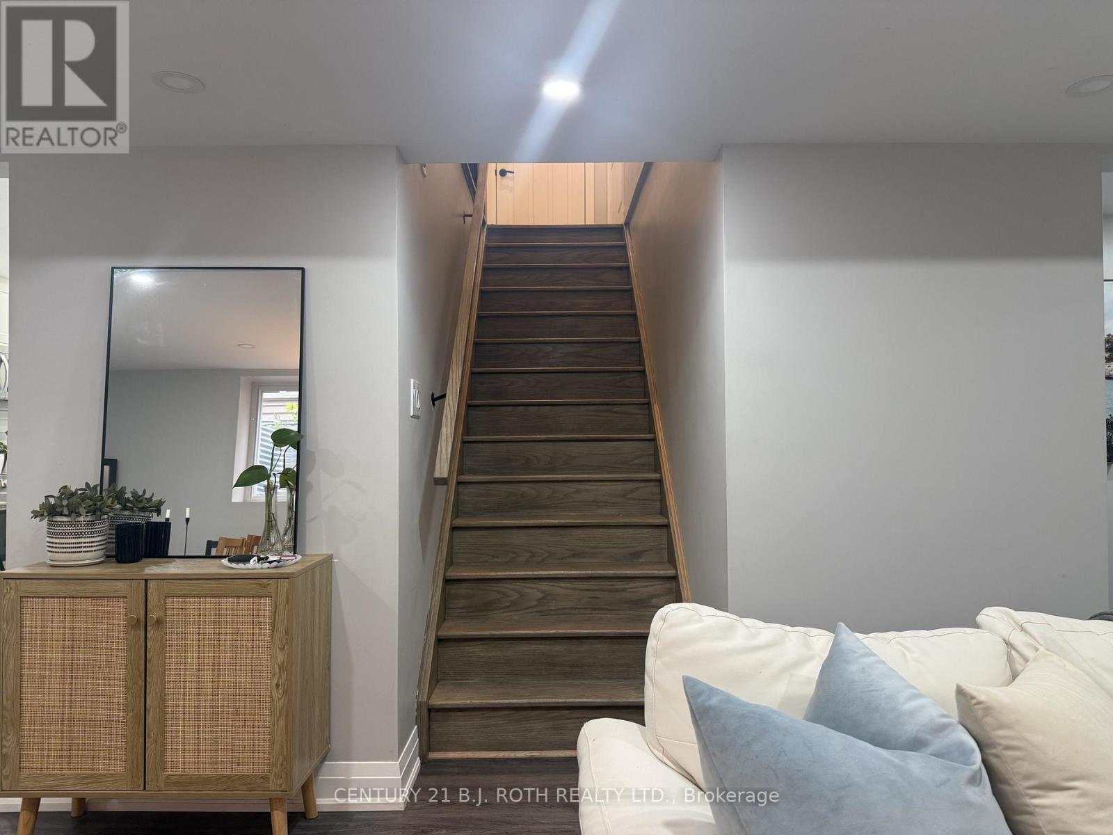 Upper Unit - 56 Hickling Trail, Barrie (Grove East), Ontario  L4M 5S7 - Photo 2 - S13138962