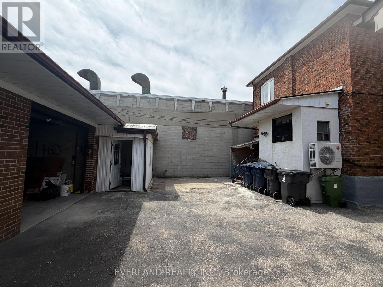 Lower Unit - 247 Belgravia Avenue, Toronto, Ontario  M6E 2M9 - Photo 10 - W13138996