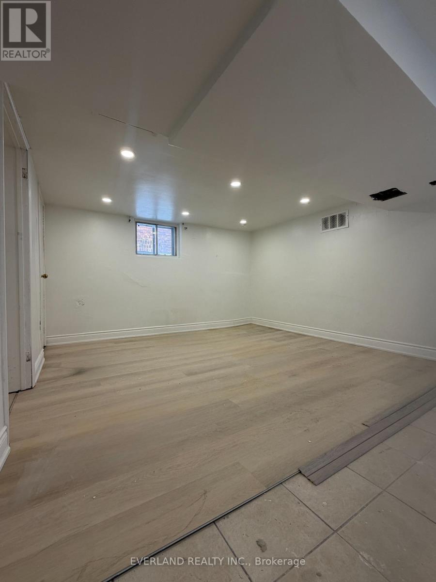 Lower Unit - 247 Belgravia Avenue, Toronto, Ontario  M6E 2M9 - Photo 3 - W13138996