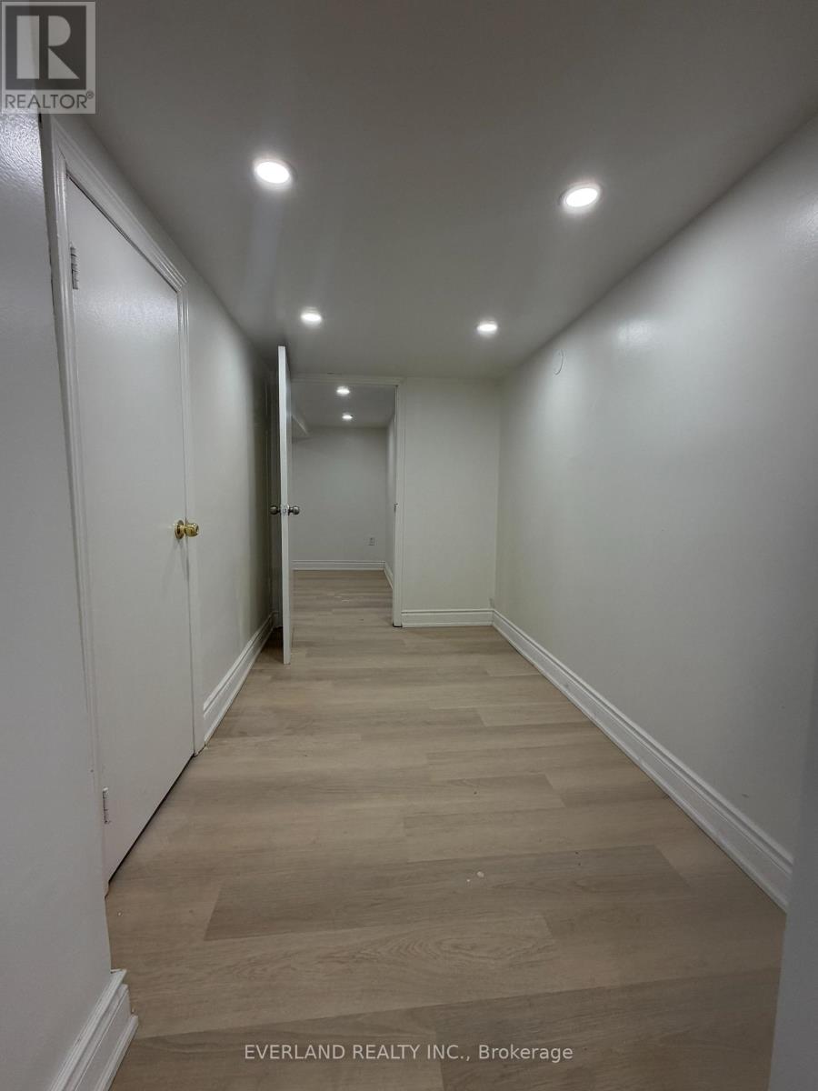Lower Unit - 247 Belgravia Avenue, Toronto, Ontario  M6E 2M9 - Photo 4 - W13138996