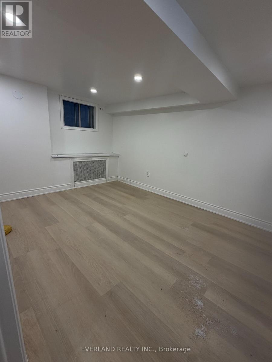 Lower Unit - 247 Belgravia Avenue, Toronto, Ontario  M6E 2M9 - Photo 6 - W13138996