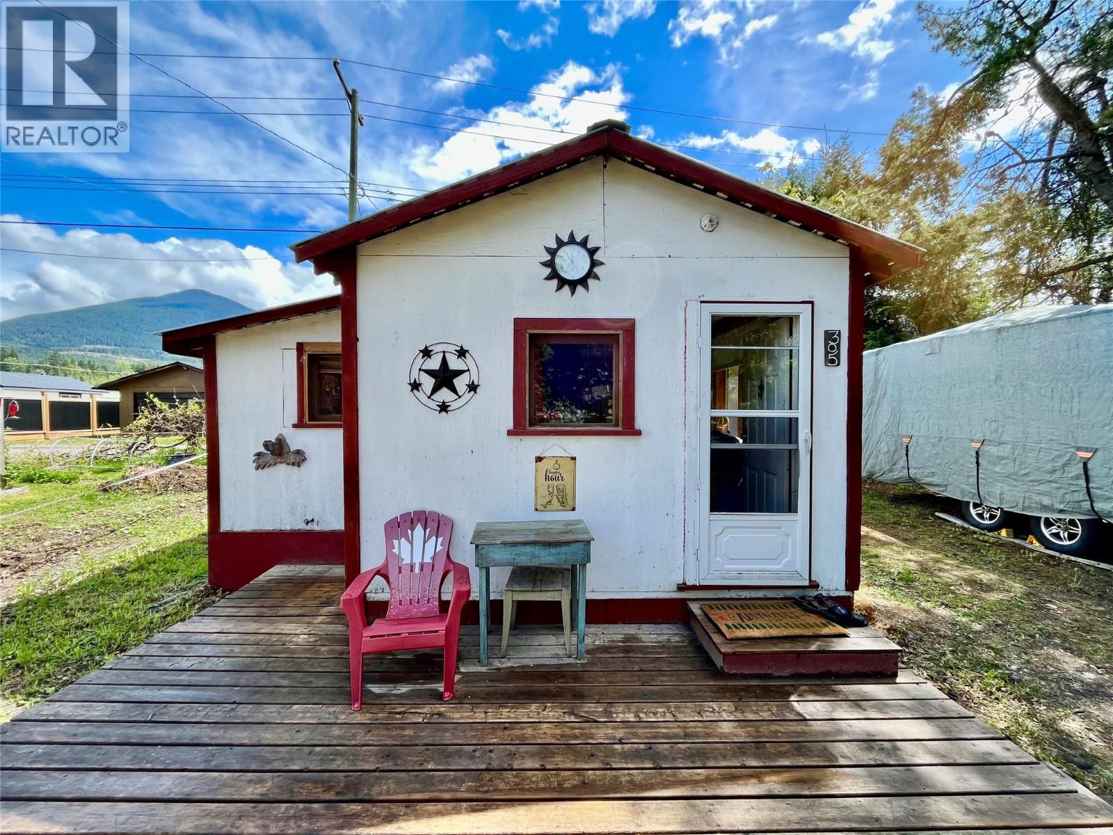 305 8th Avenue NW, Nakusp, British Columbia