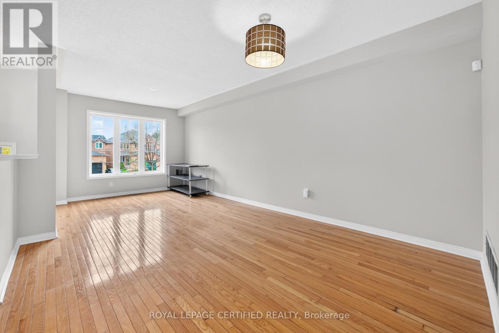 876 Scollard Court, Mississauga, Ontario  L5V 2R5 - Photo 9 - W12957508