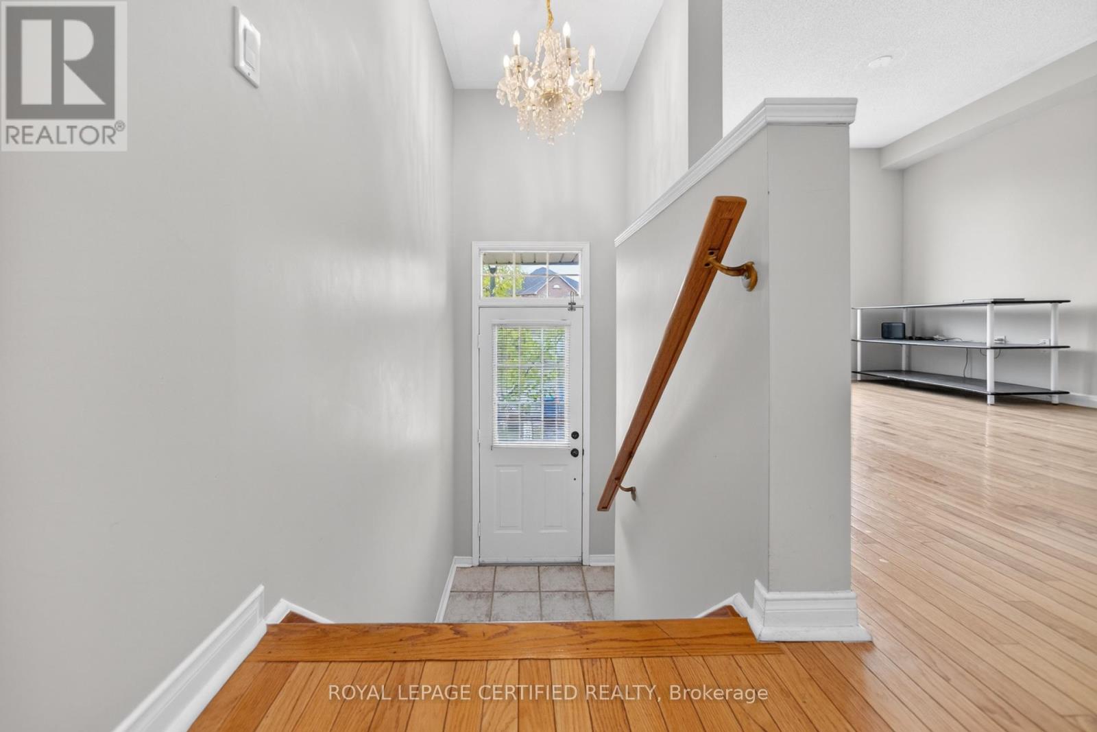 876 Scollard Court, Mississauga, Ontario  L5V 2R5 - Photo 8 - W12957508