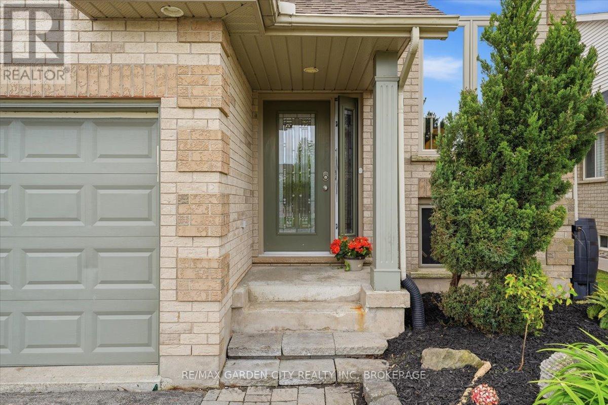 325 Winterberry Boulevard, Thorold, Ontario  L2V 5E6 - Photo 2 - X13139082