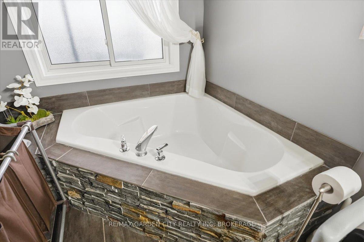 325 Winterberry Boulevard, Thorold, Ontario  L2V 5E6 - Photo 21 - X13139082